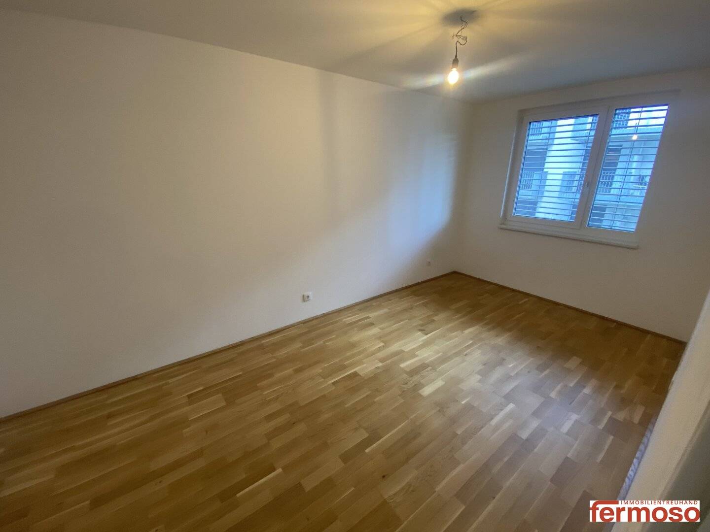 Moderne Wohnung mit Balkon und offener Wohnküche