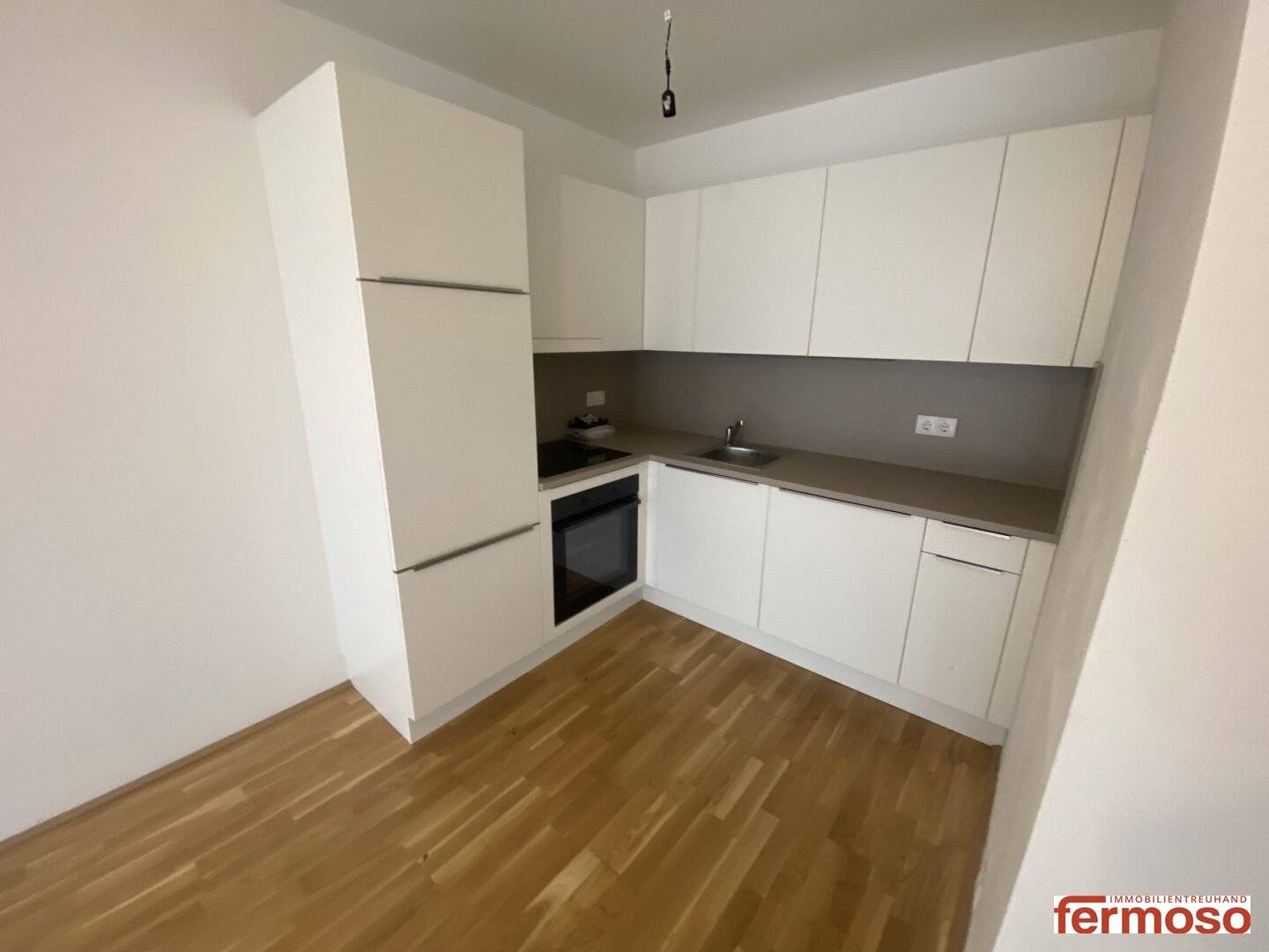 Moderne Wohnung mit Balkon und offener Wohnküche