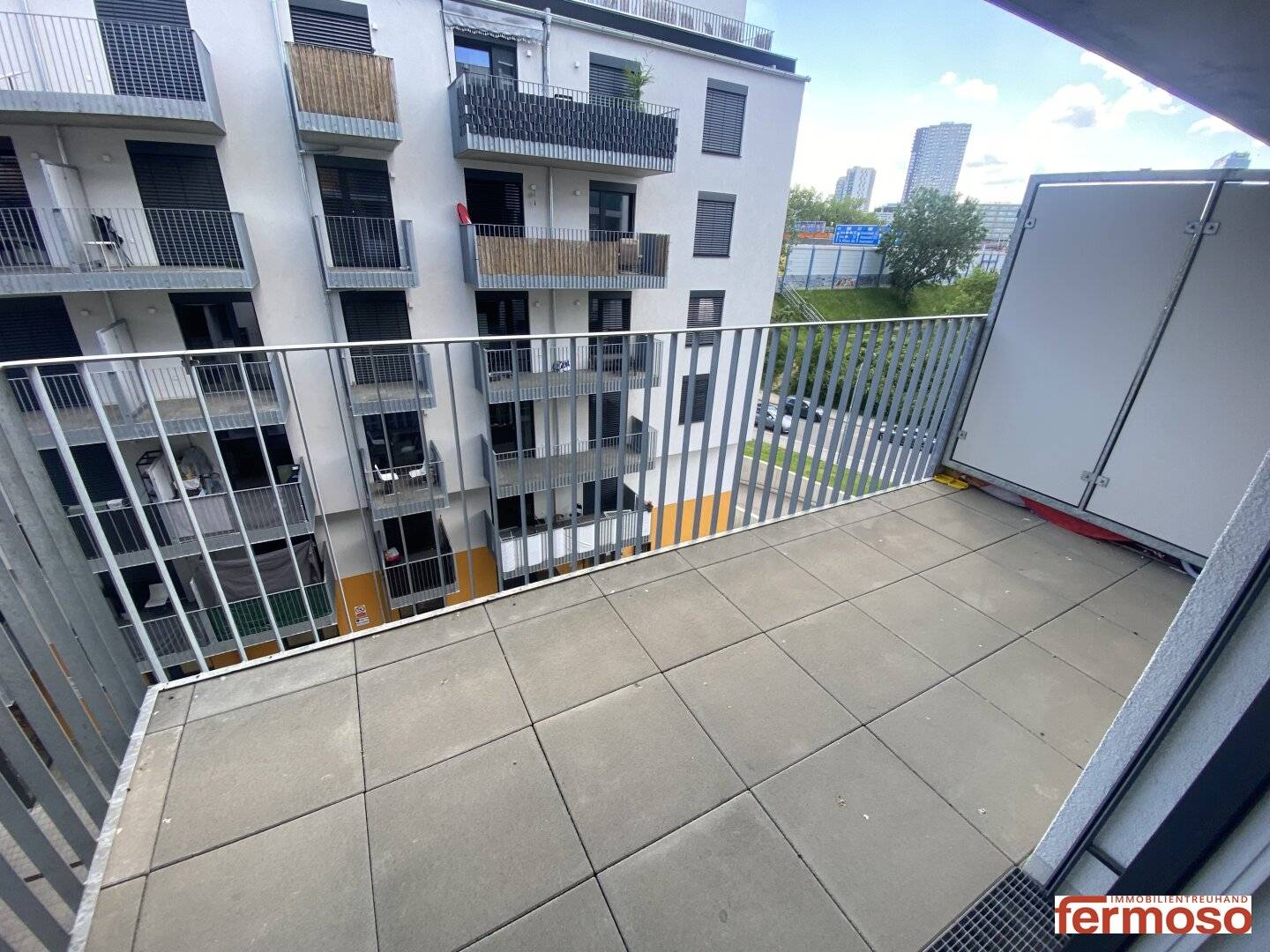 Moderne Wohnung mit Balkon und offener Wohnküche