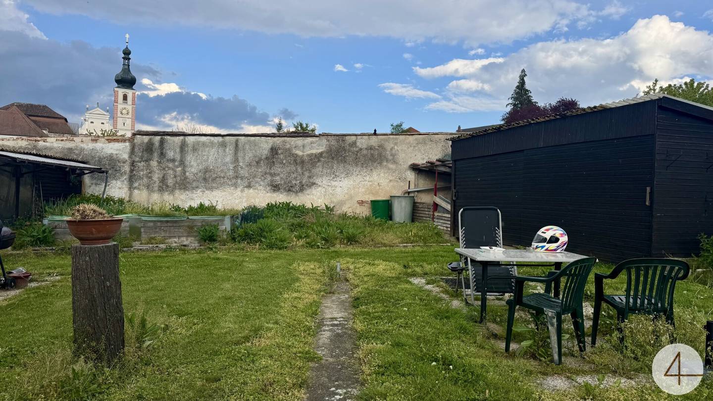 Zweifamilienhaus mit Garten und Balkon