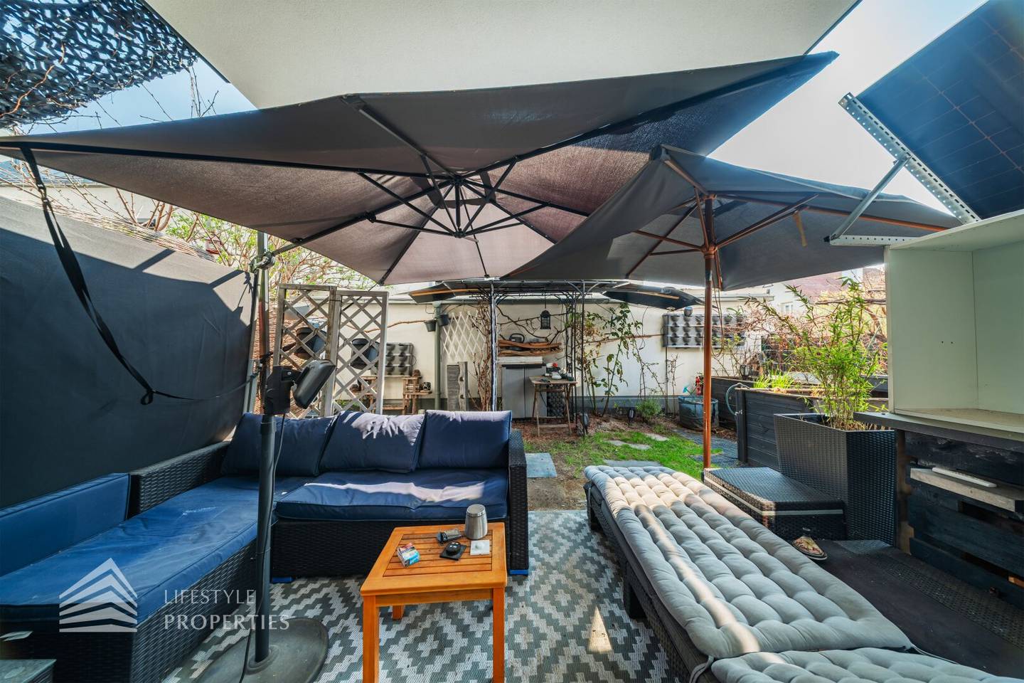 Wohnung mit Eigengarten und Terrasse UNO City