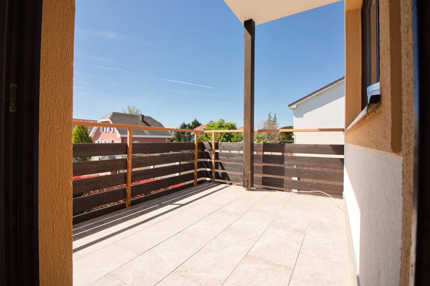 Lichtdurchflutete Maisonette mit Kamin und Südbalkon