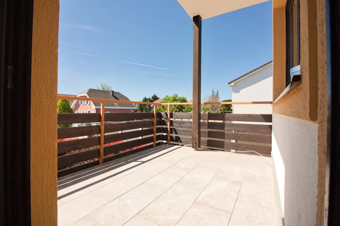Lichtdurchflutete Maisonette mit Kamin und Südbalkon