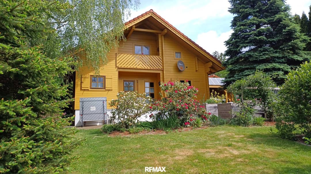 Charmantes Holzhaus mit Garten in St. Roman