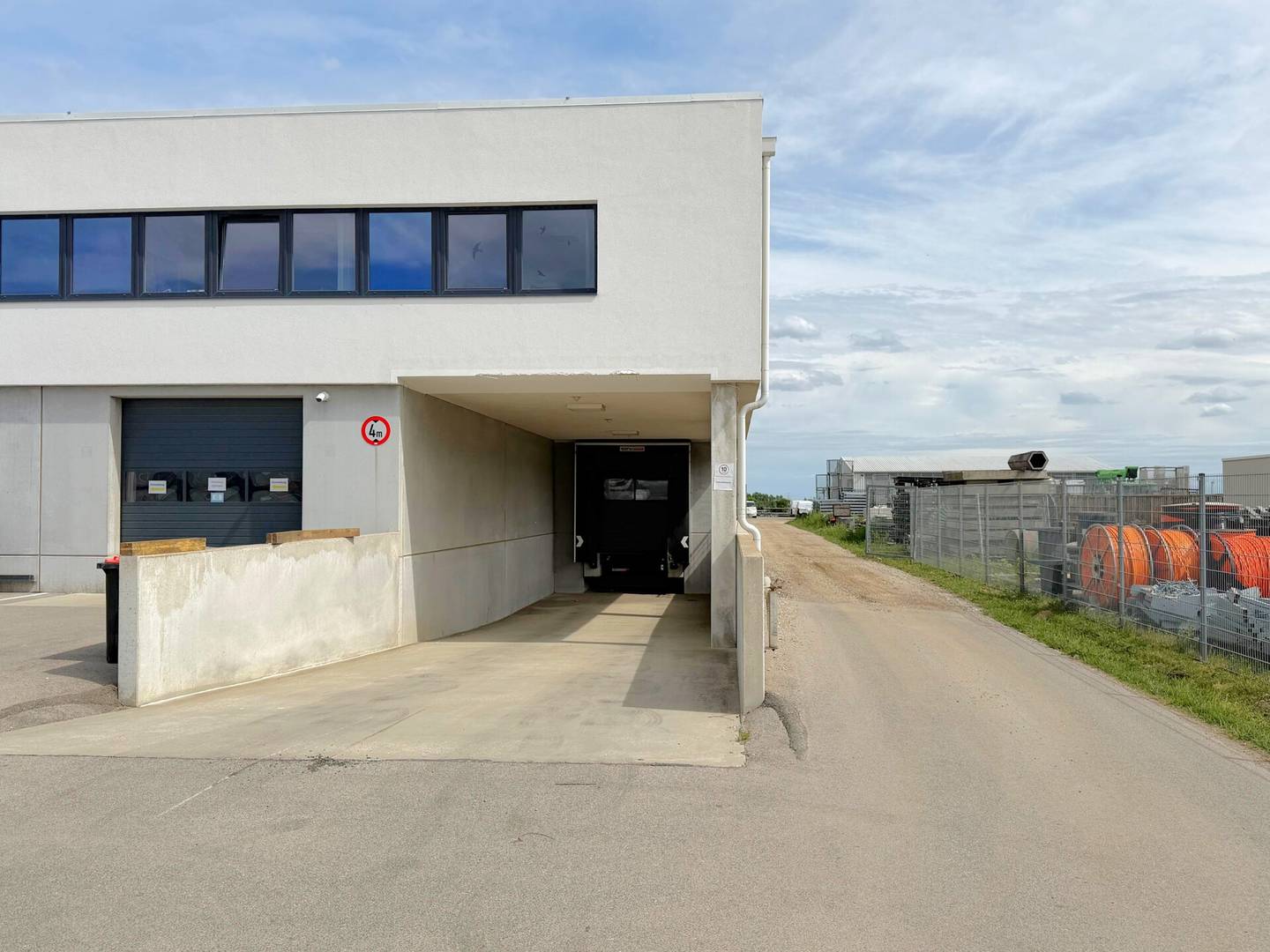 Commercial Hall with Office Tract near Eibesbrunn