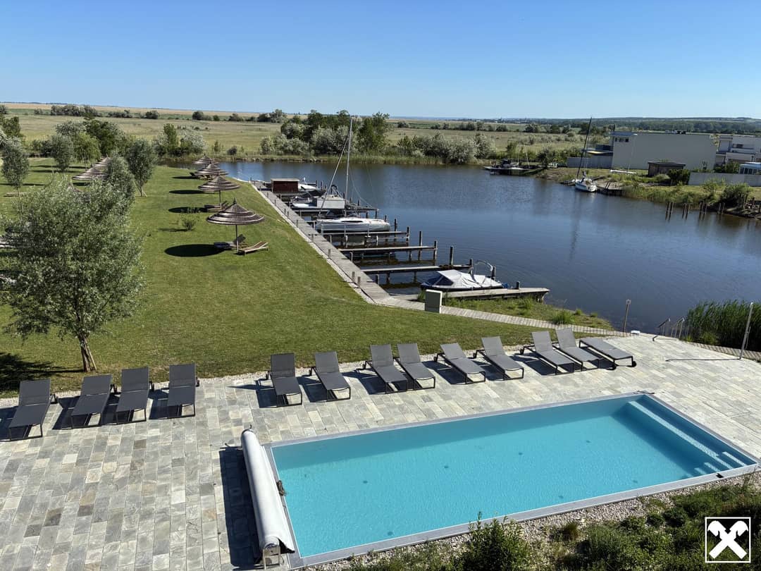 Pool und Liegewiese
