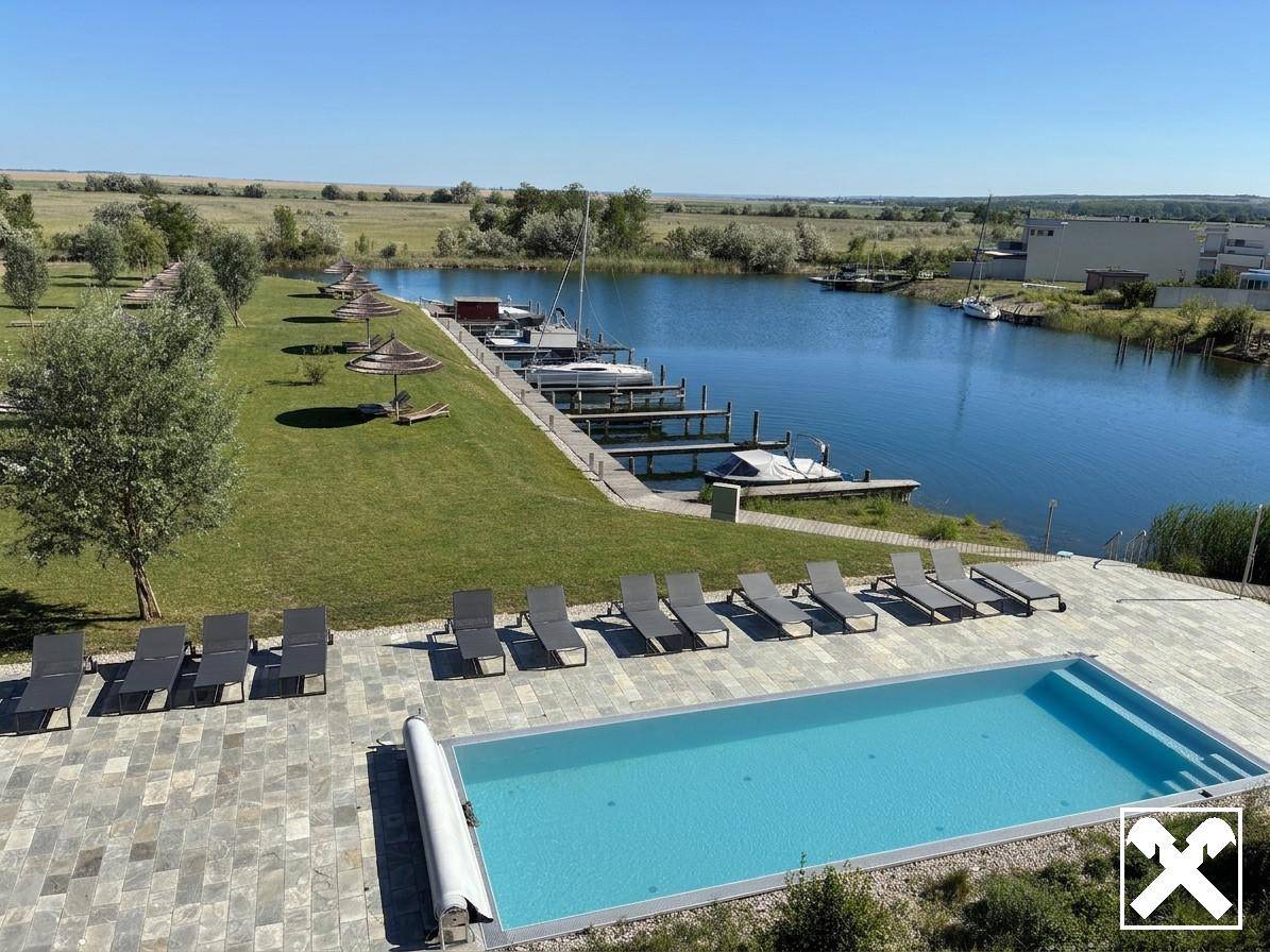 Apartment on the water with lake view terrace