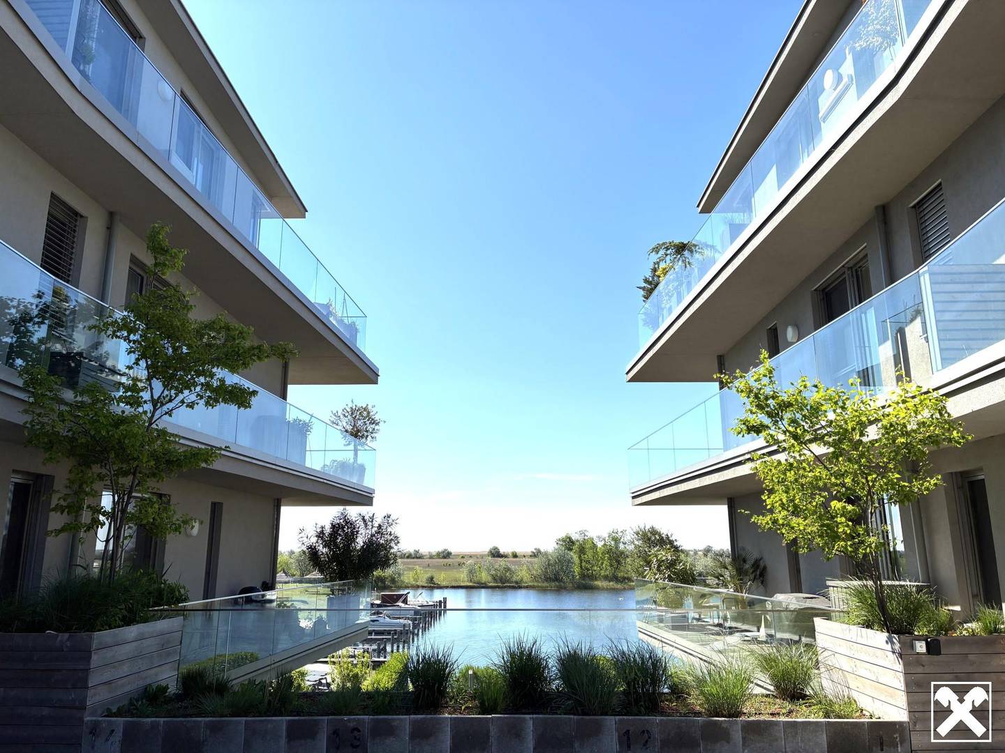 Apartment on the water with lake view terrace