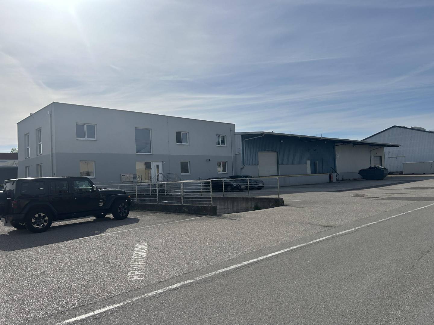 1050 m² Halle mit Büro und Tankstelle