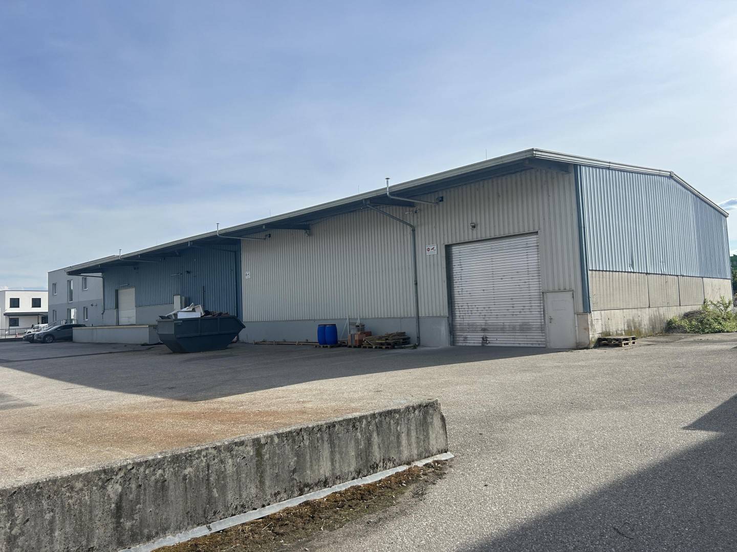 1050 m² Hall with Office in Hörsching