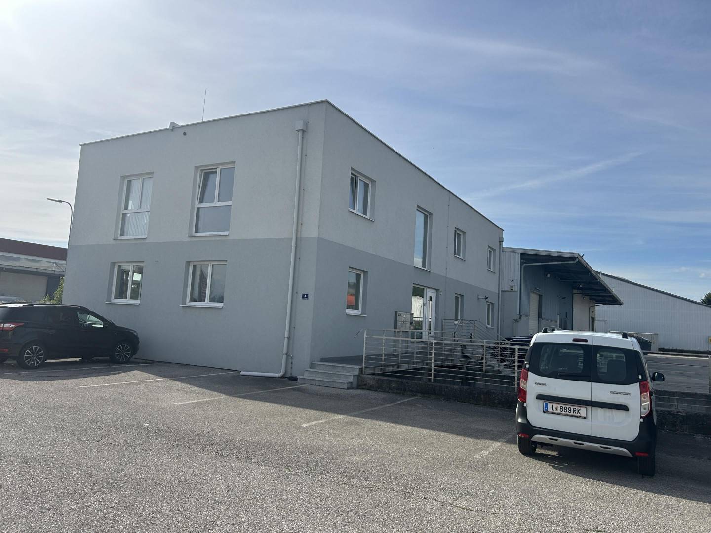 1050 m² Hall with Office in Hörsching