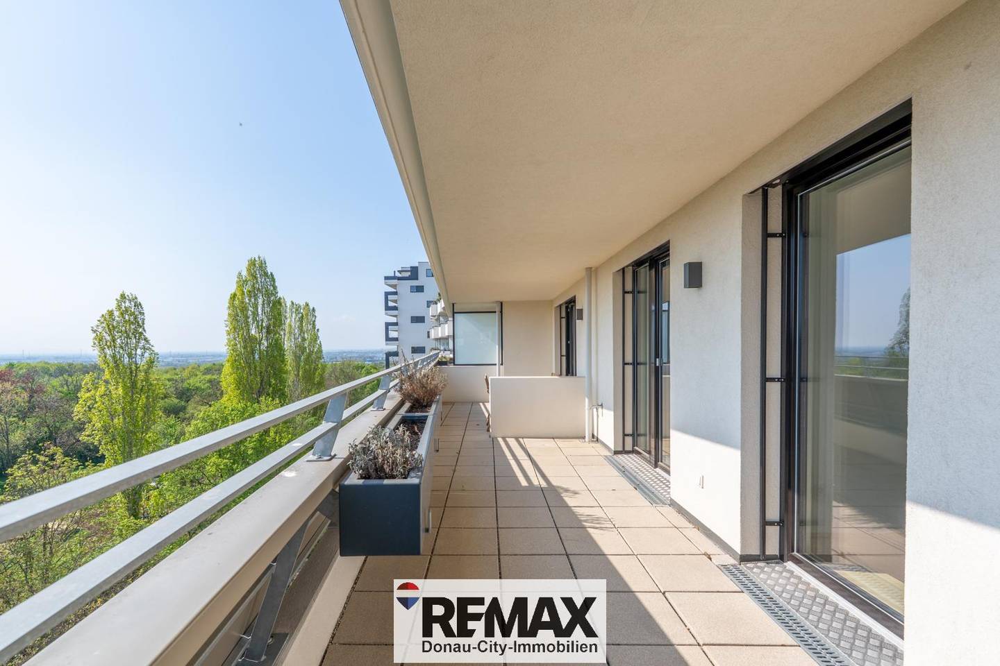 Apartment with a large terrace and greenery view