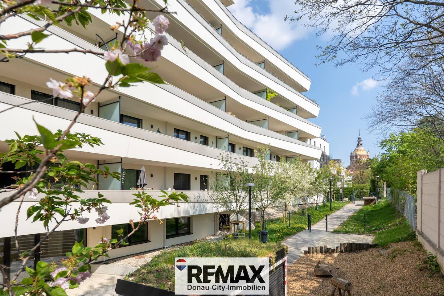 Apartment with a large terrace and greenery view