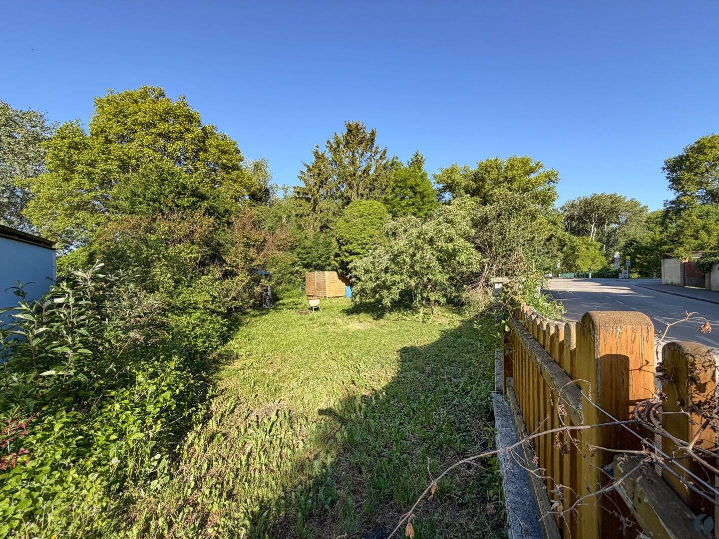 Attraktiver Baugrund im Zentrum mit Gartenhaus