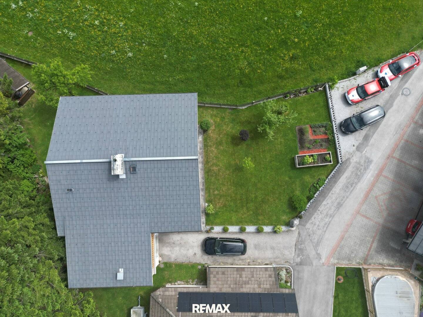 Zweifamilienhaus mit Garten und Balkon