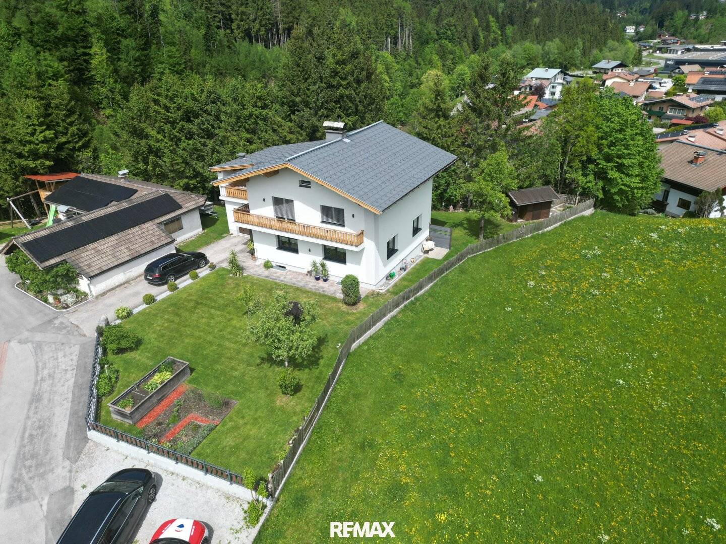 Zweifamilienhaus mit Garten und Balkon