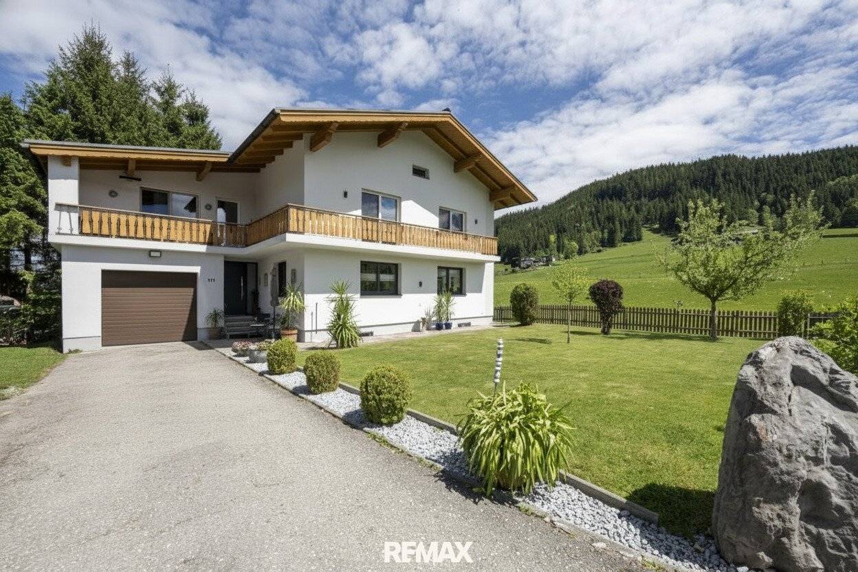 Zweifamilienhaus mit Garten und Balkon