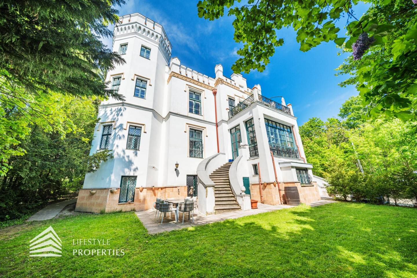 Luxuriöse Villa mit Pool am Wilhelminenberg