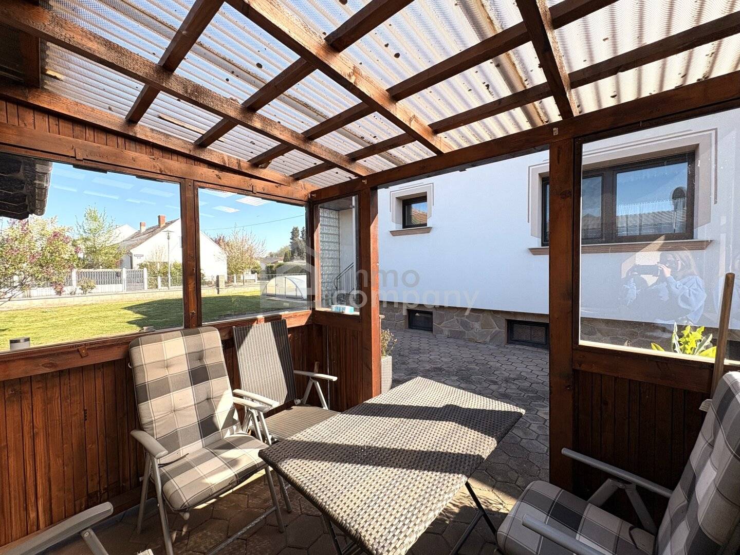 Einfamilienhaus mit Garten, Pool und Garage
