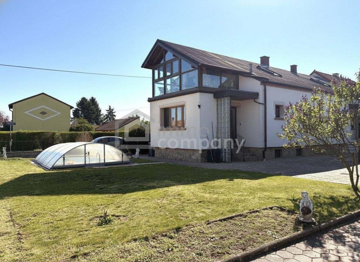 Einfamilienhaus mit Garten, Pool und Garage