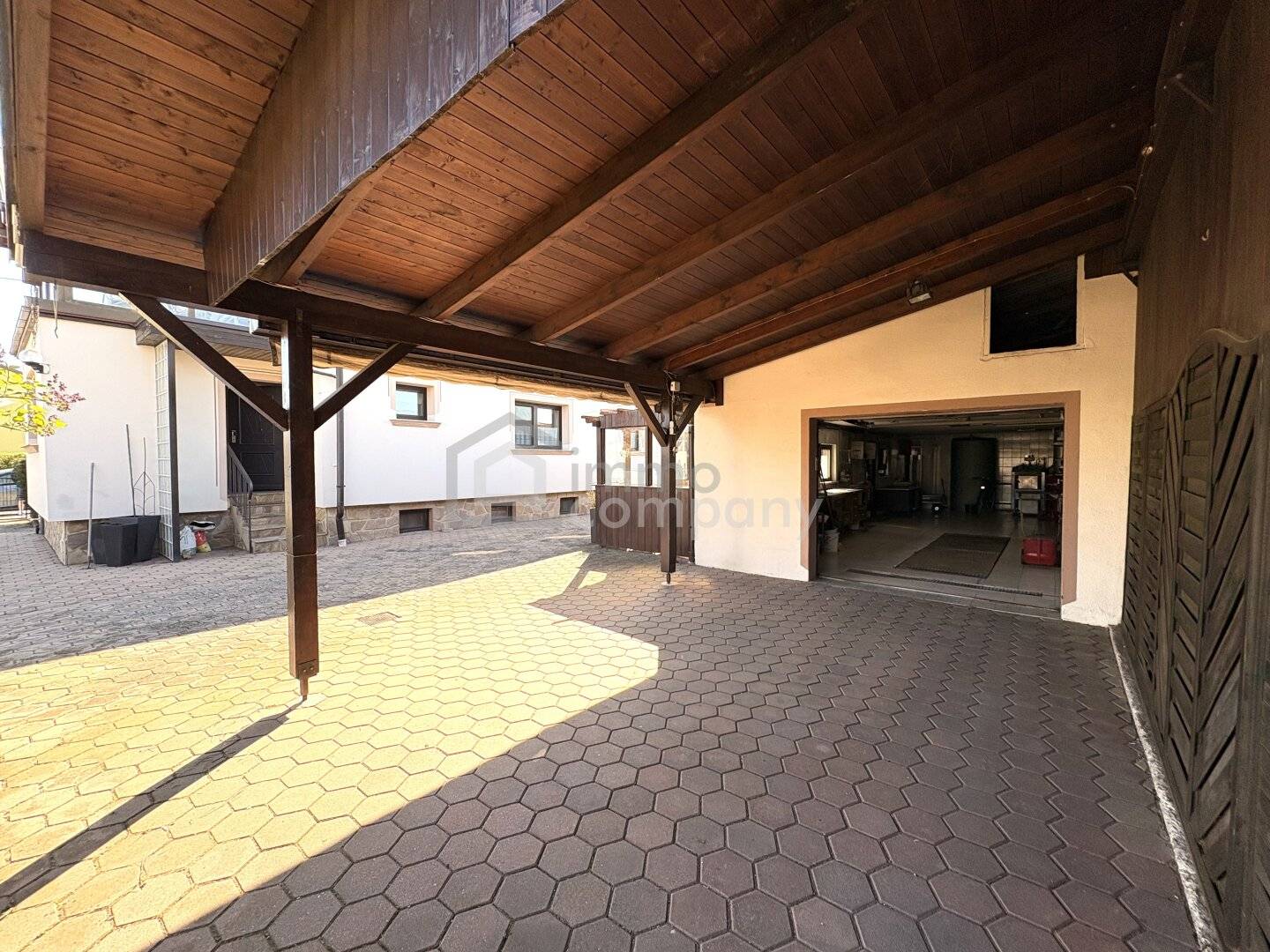 Einfamilienhaus mit Garten, Pool und Garage