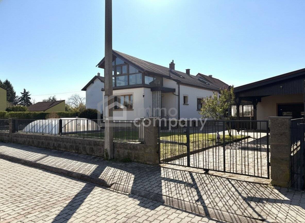 Einfamilienhaus mit Garten, Pool und Garage