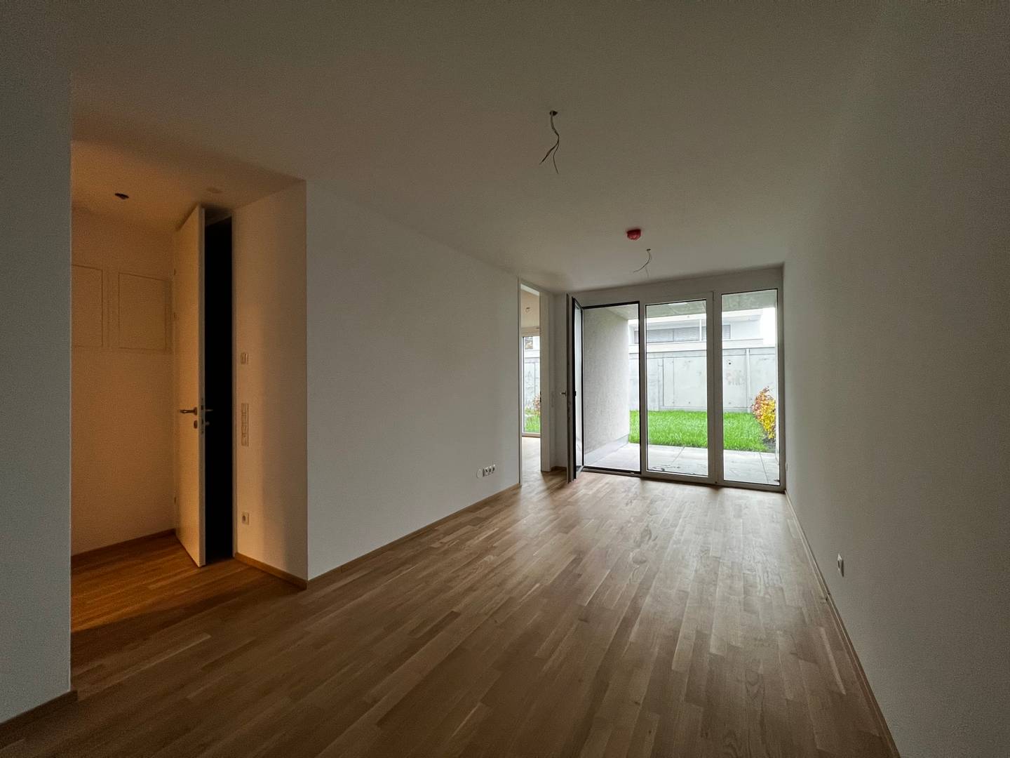 Erdgeschosswohnung mit Garten und Carport