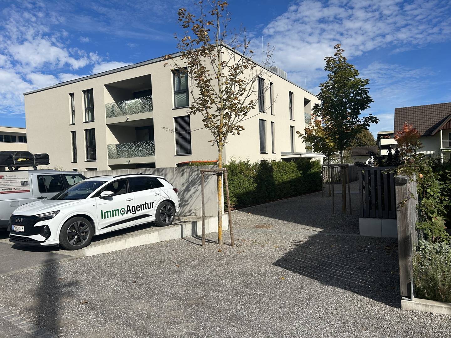 Erdgeschosswohnung mit Garten und Carport
