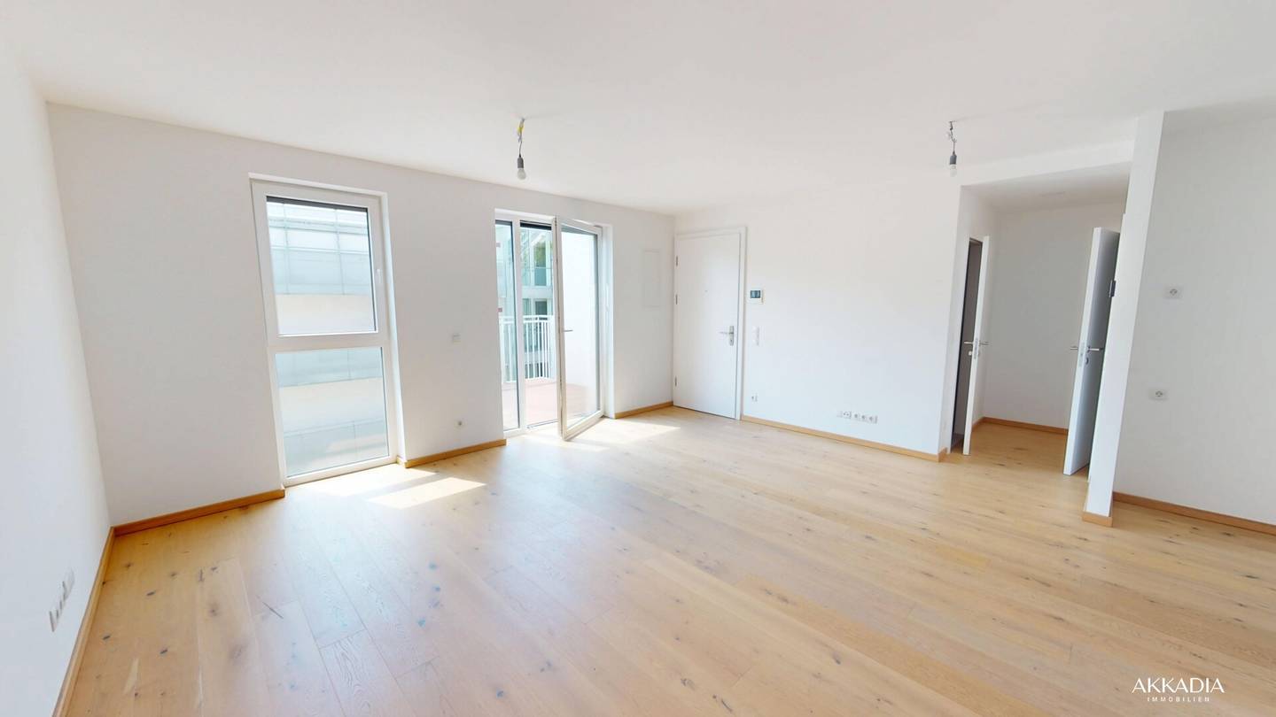 Top floor apartment like new with balcony and air conditioning