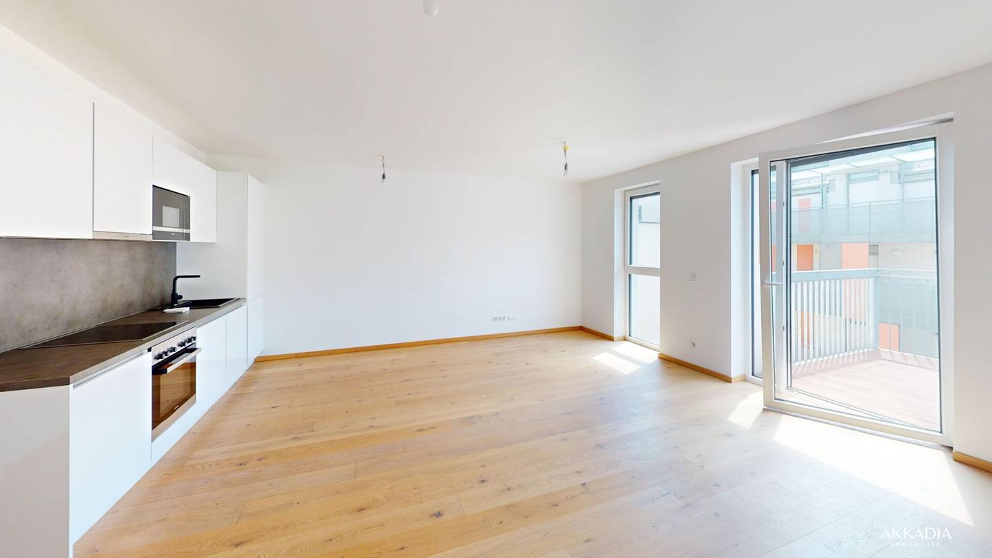 Top floor apartment like new with balcony and air conditioning