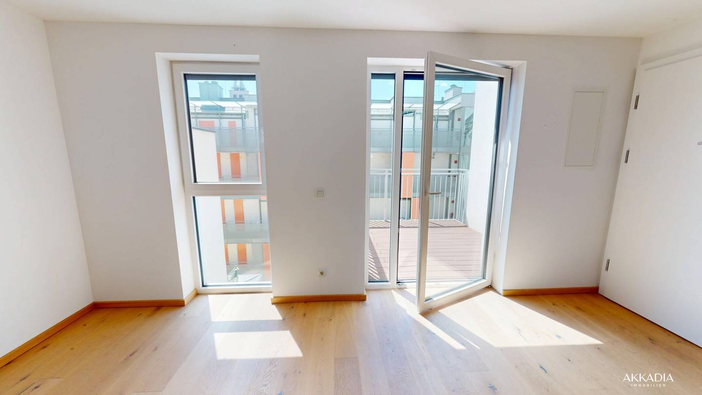 Top floor apartment like new with balcony and air conditioning