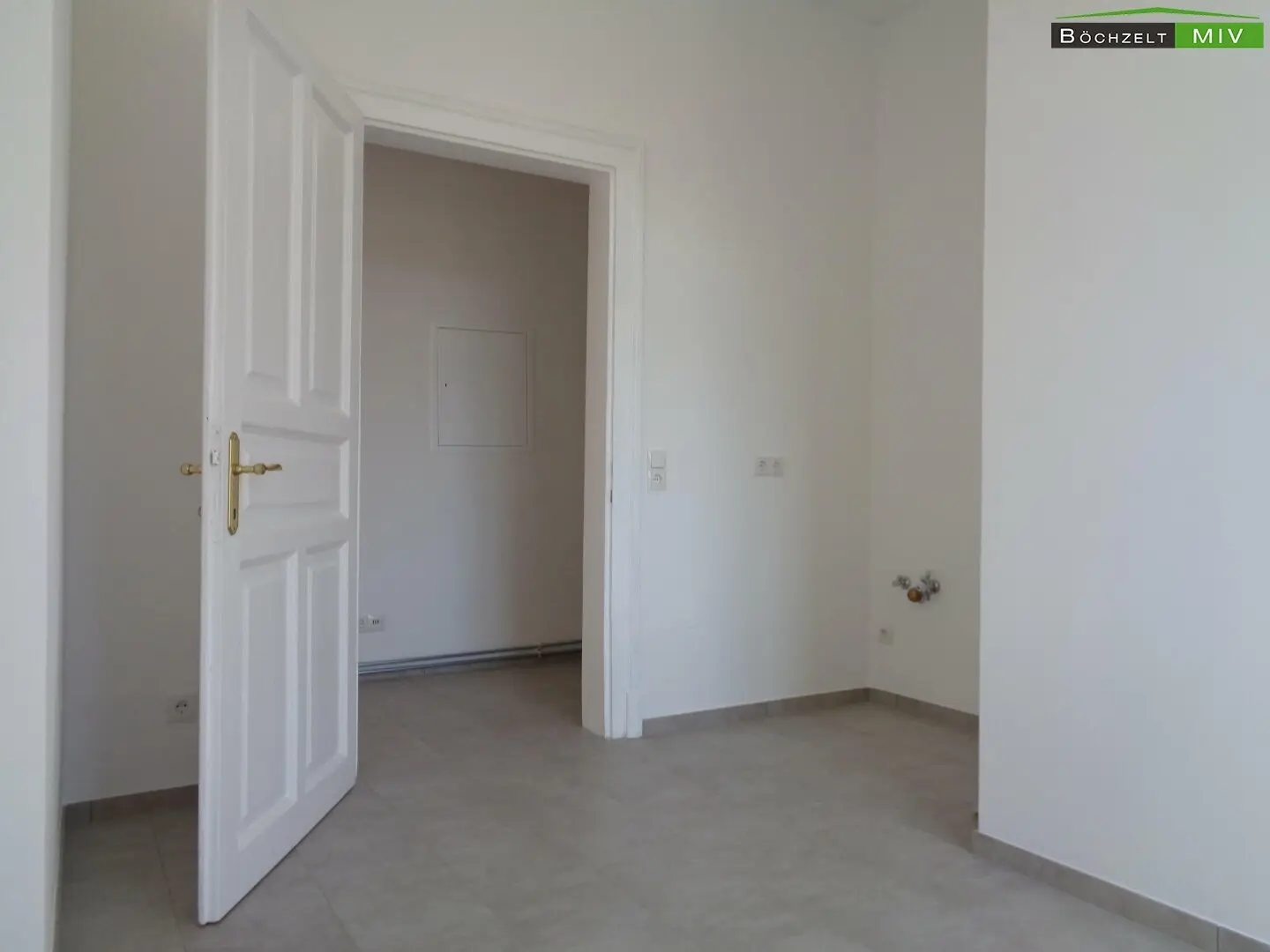 Old building apartment with private garden and carport