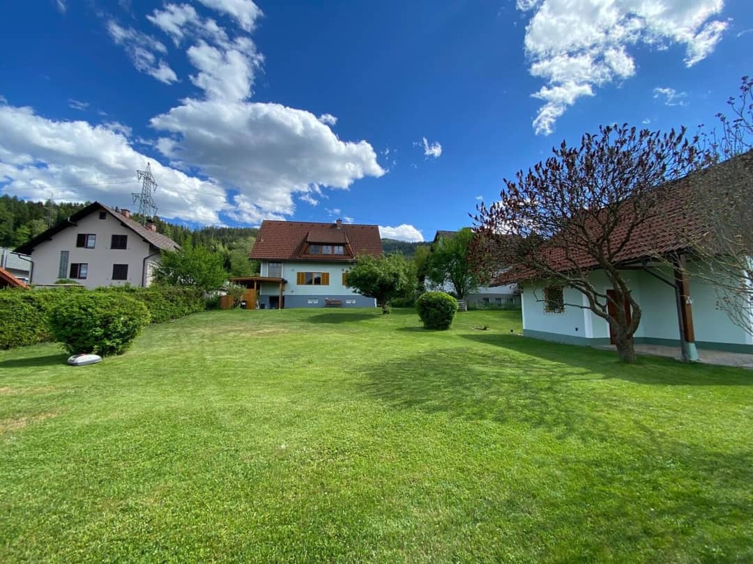 Sonniges Baugrundstück mit Garage
