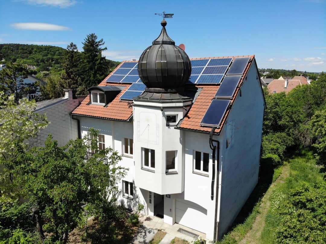 Stadtvilla mit Zwiebelturm und Garten