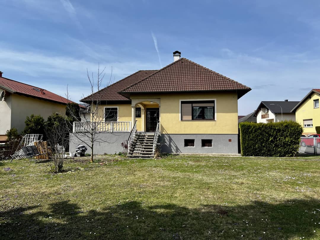 Einfamilienhaus mit Garten und Garage