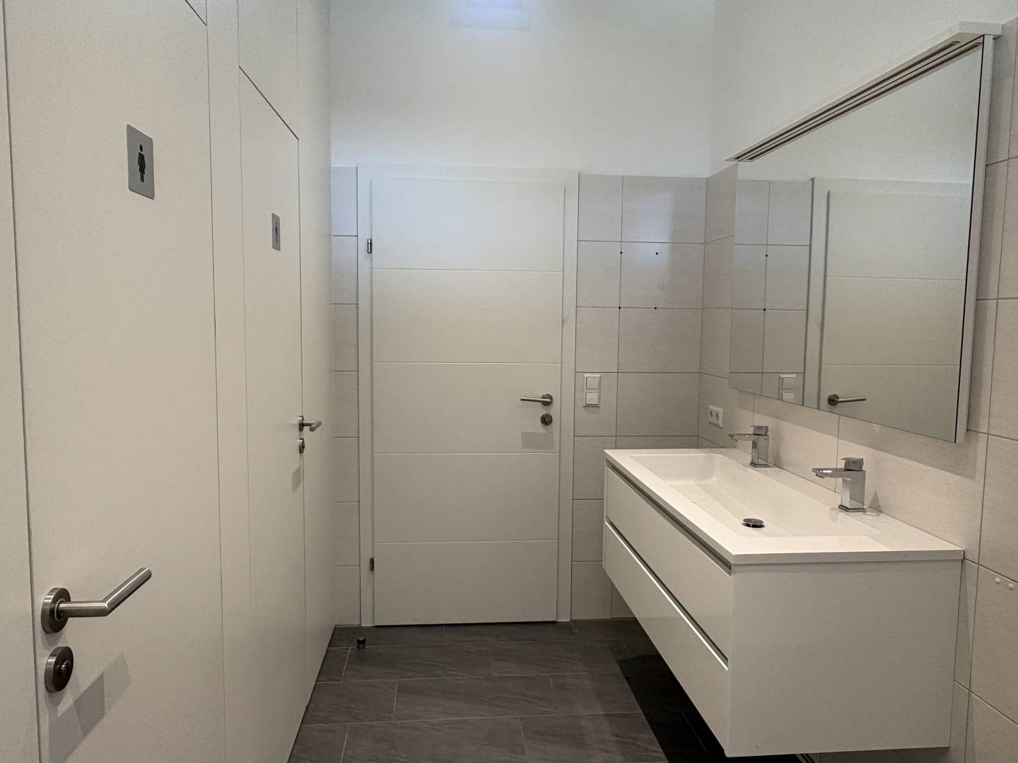 201 m² Office Space with Rooftop Terrace