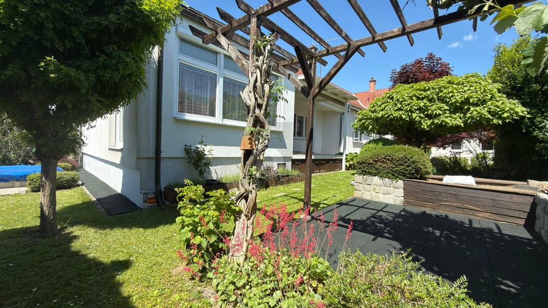 Charmantes Streckhaus mit sonnigem Garten und Garage