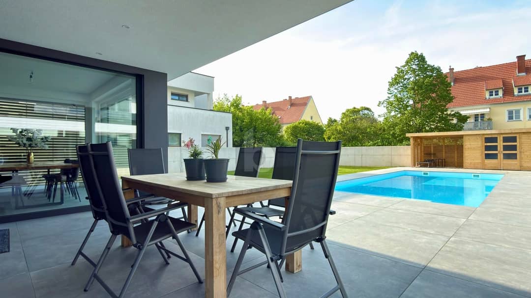 Family Home with Pool and Solar Power near Akademiepark