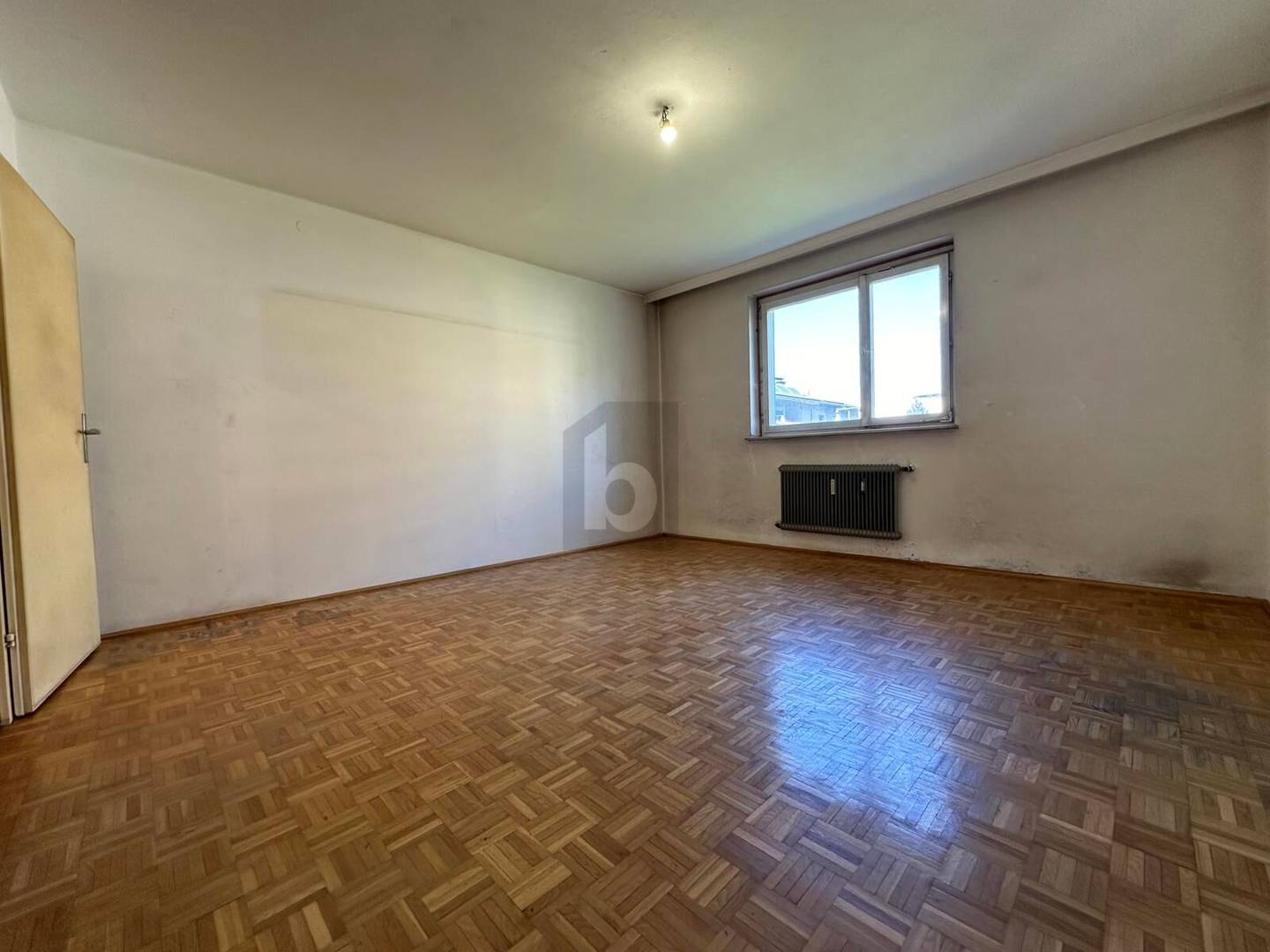 Renovierungsbedürftige Wohnung mit Ost und Westbalkon
