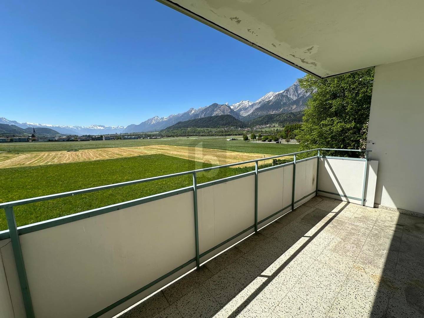 Renovierungsbedürftige Wohnung mit Ost und Westbalkon