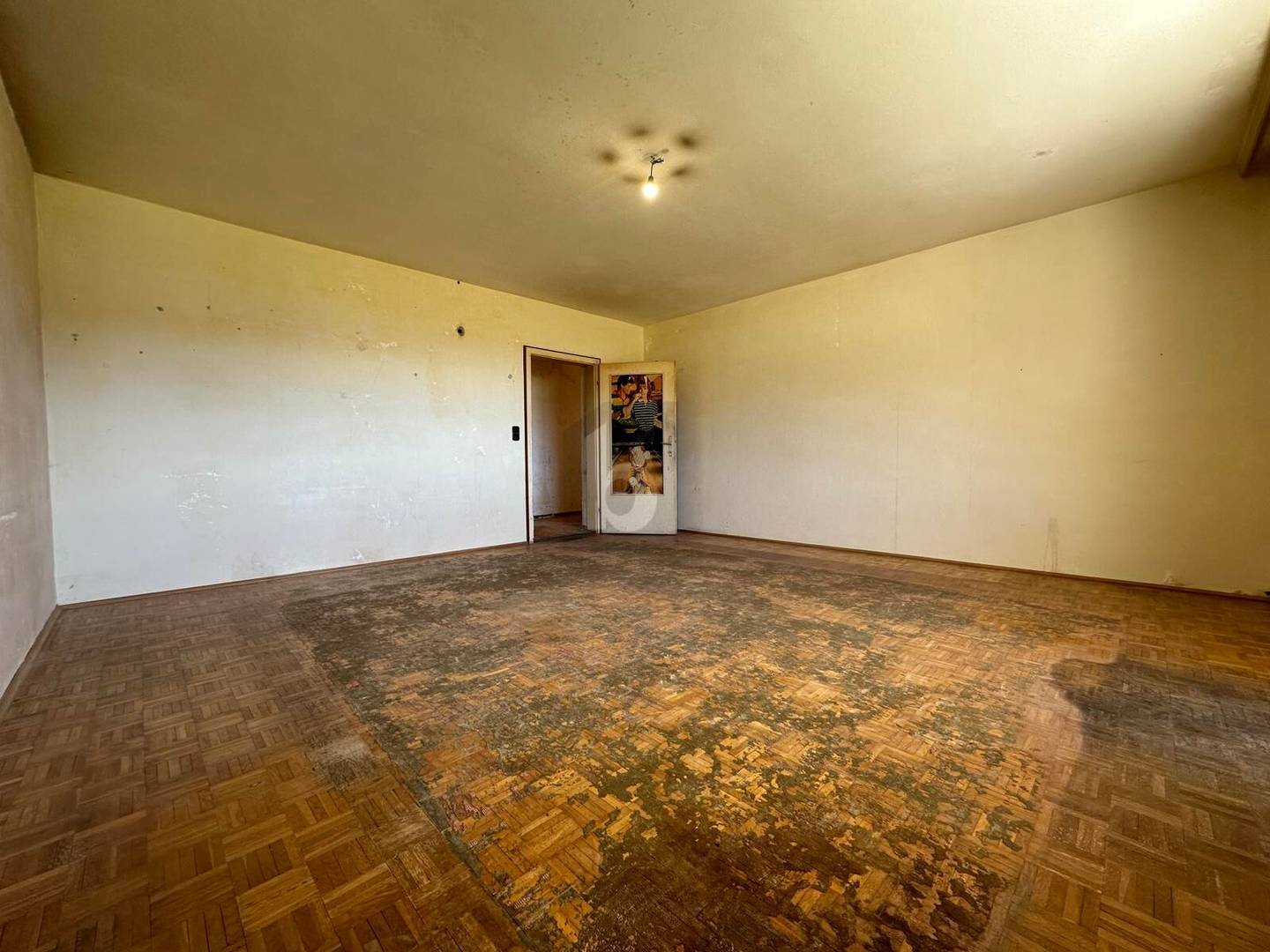 Renovierungsbedürftige Wohnung mit Ost und Westbalkon