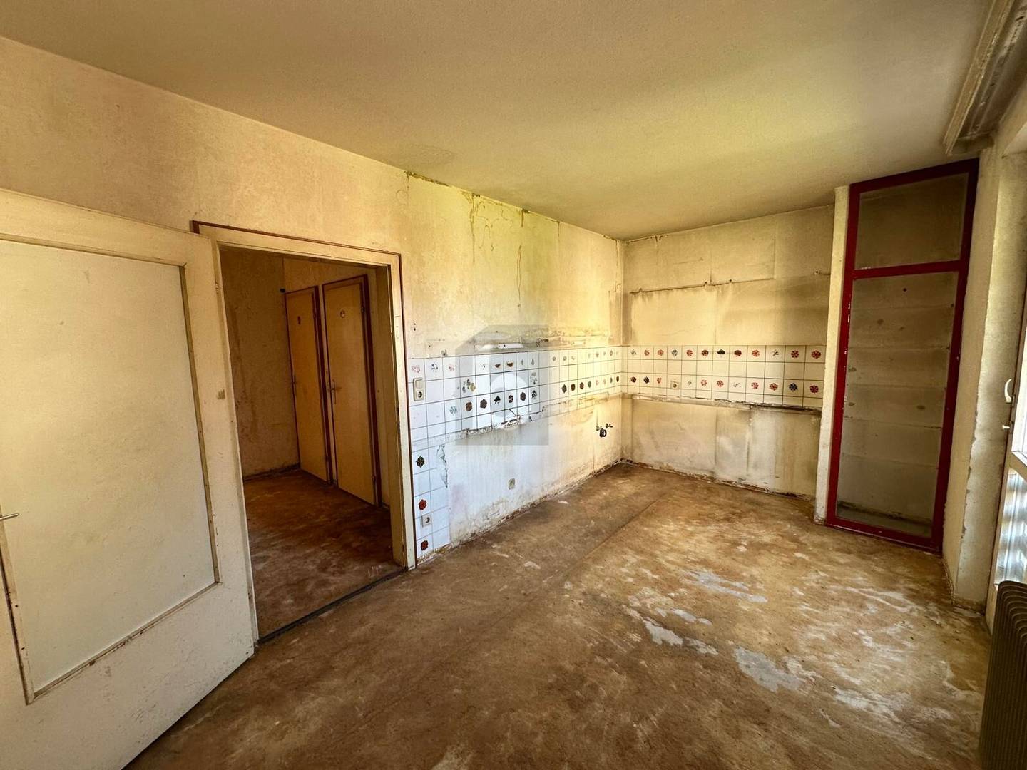 Renovierungsbedürftige Wohnung mit Ost und Westbalkon