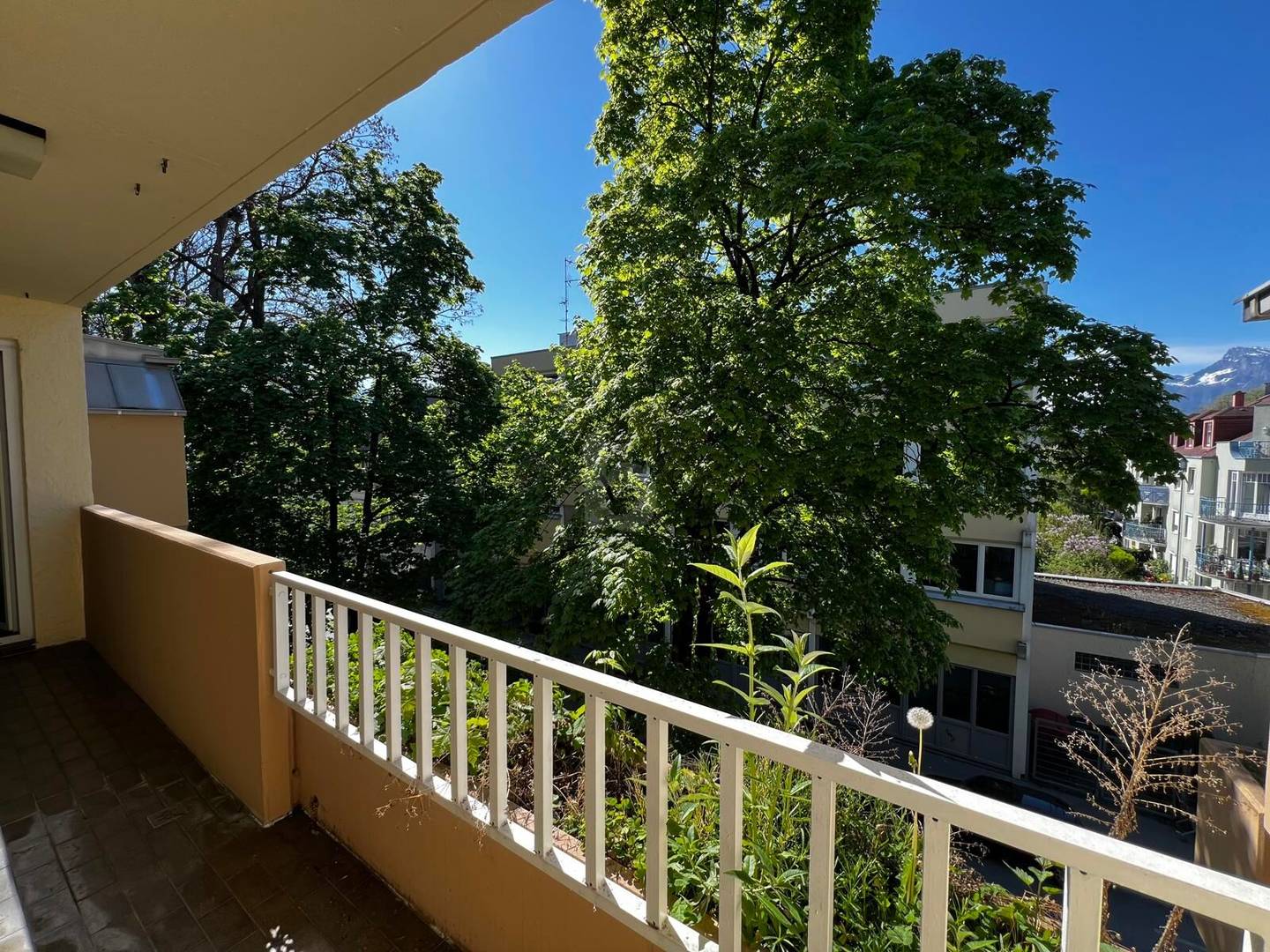 Wohnung quiet and central with south facing balconies and underground parking space