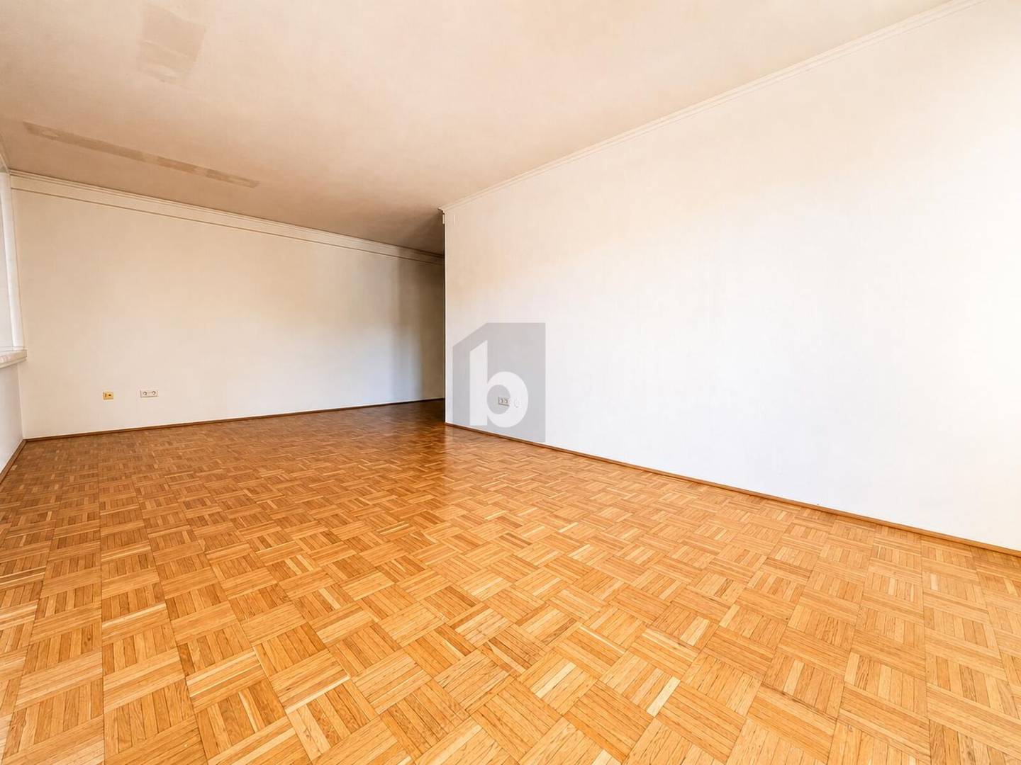 Wohnung quiet and central with south facing balconies and underground parking space