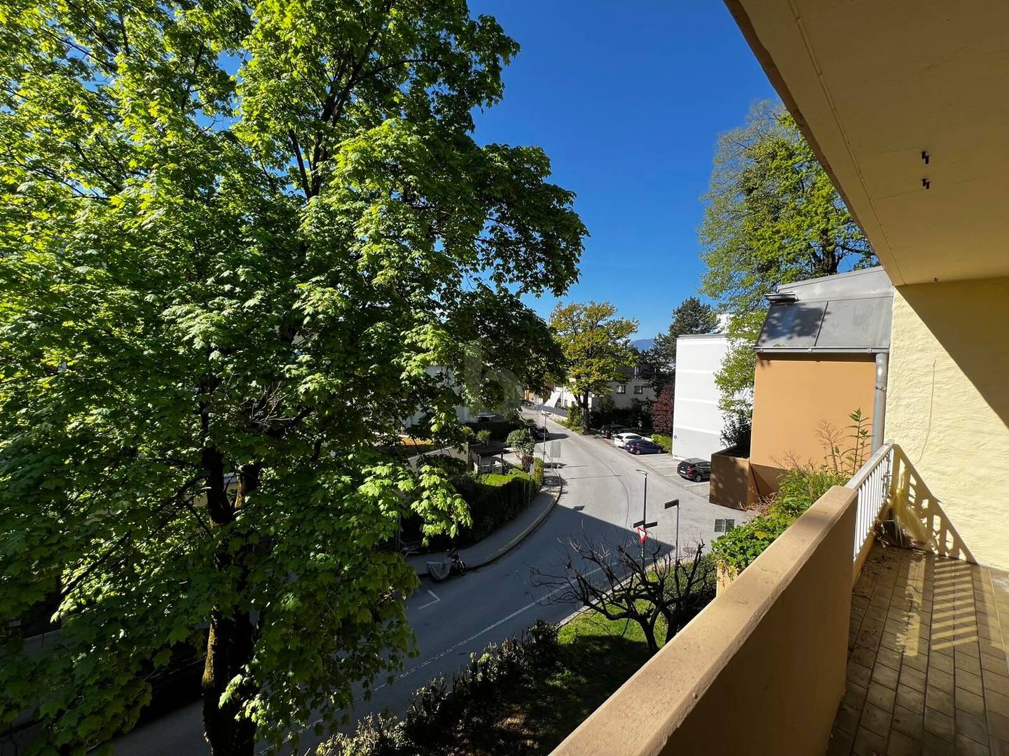 Wohnung quiet and central with south facing balconies and underground parking space