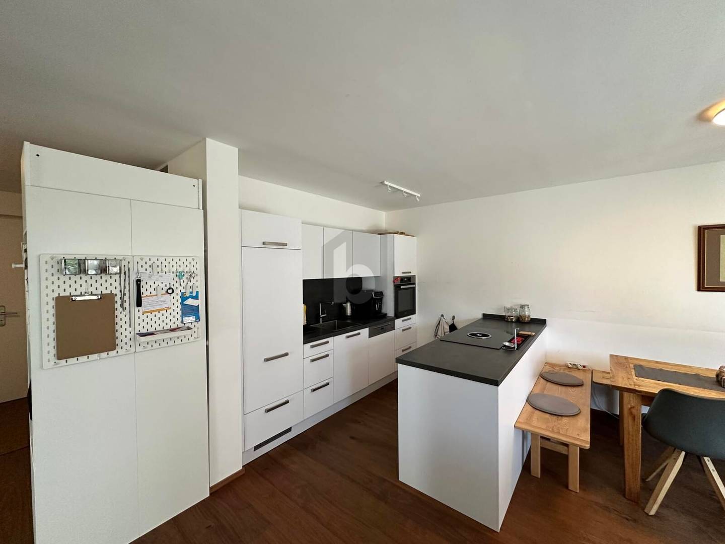 Quiet ground floor apartment with private garden and abundant light