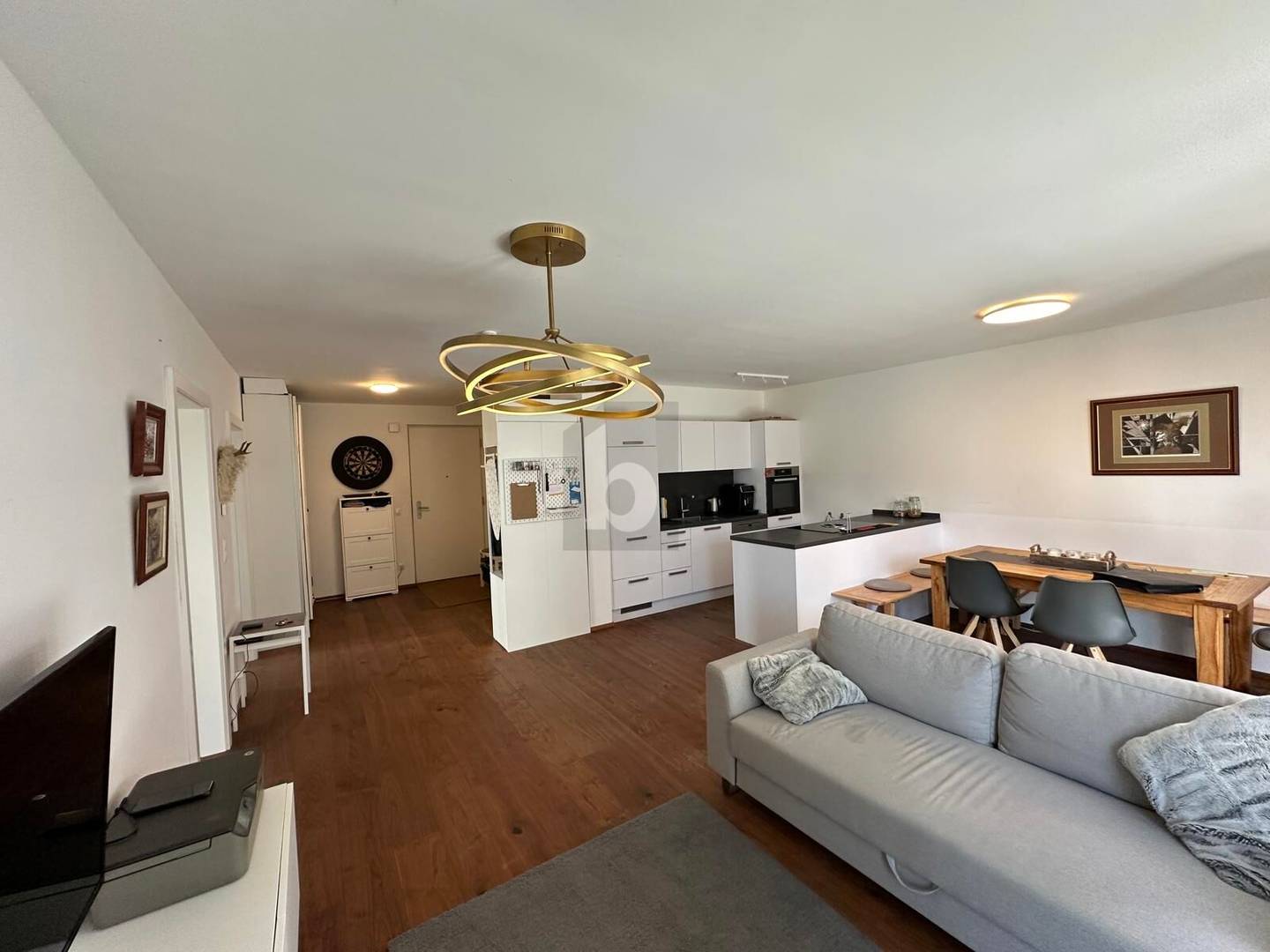 Quiet ground floor apartment with private garden and abundant light