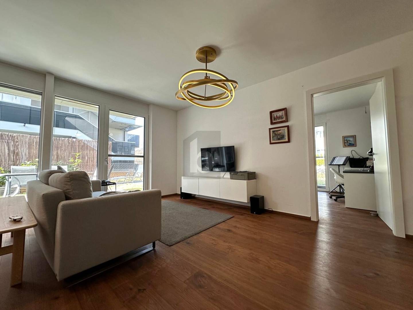 Quiet ground floor apartment with private garden and abundant light