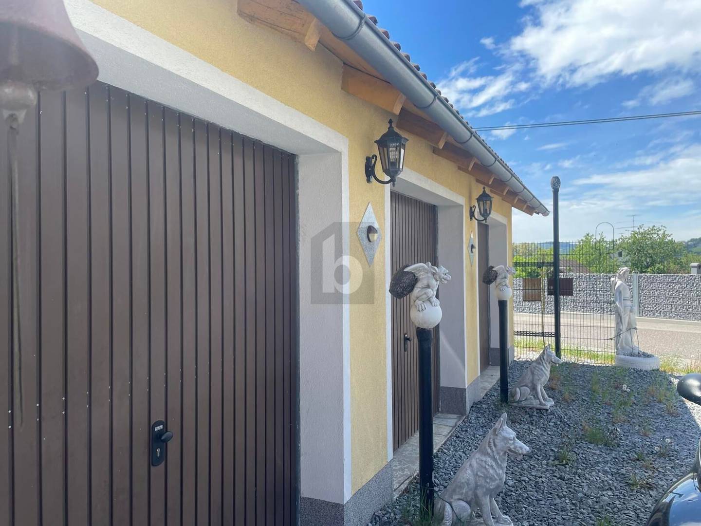 Sonnige Wohnung mit viel Platz und zahlreichen Parkplätzen