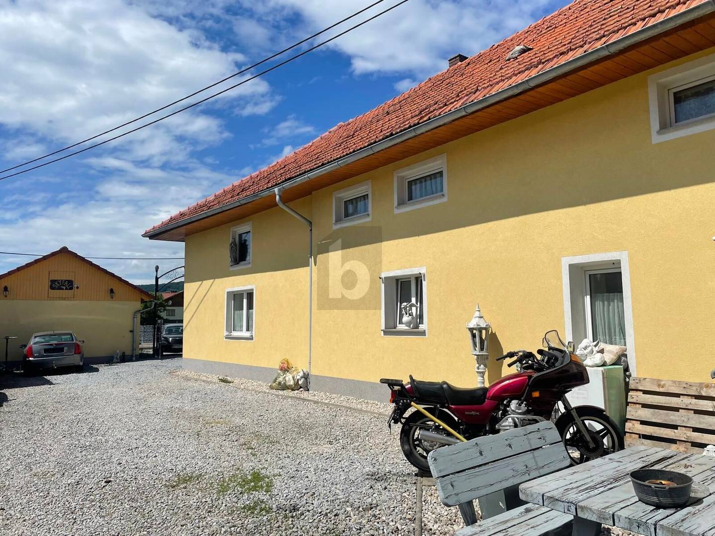 Sonnige Wohnung mit viel Platz und zahlreichen Parkplätzen